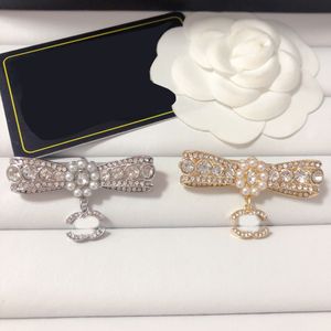 Designer brosch med stämpel lyx varumärke bokstäver c pin brosches mode smycken bowknot inlay pearl diamant brosch present par familj bröllop parti tillbehör