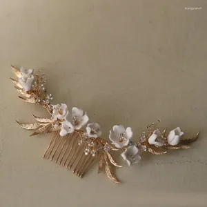 Hair Clips 2023 Gold Color Leaf Bridal Comb Handmade White Flowers Wedding Headpiece Shiny Crystal Women Accessories