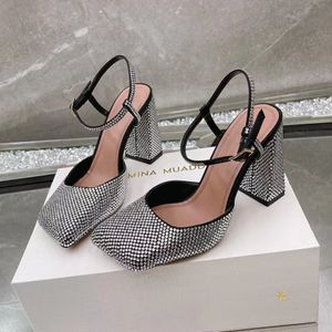 Amina Muaddi Charlotte Crystal Pump 9,5 cm Kvinnors lyxdesigner Klänningskor Square Toes Chunky Heel Rhinestone Sandal Ankel Strap Party Slingback Evening Shoes Shoes