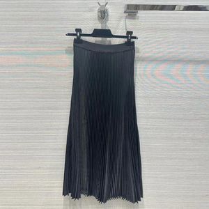 Kjolar mode söta långa kvinnor 2024 våren elastisk hög midja svart all-matchad veckad kjol