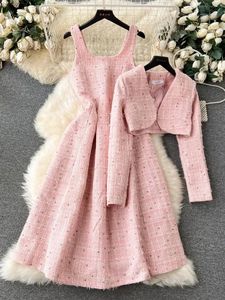 Tvådelad klänning vinterrosa ull 2 ​​stycken inställda kläder kvinnor spaghetti rem rutan tweed midi vestidos kort jacka cardigan coat 231218