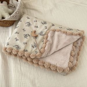 Decken Pucken Warme Winter Pompom geboren Swaddle Kinderwagen Abdeckung Decke Nickerchen Drucke Bettwäsche Baby Zubehör 90*130 cm 231218