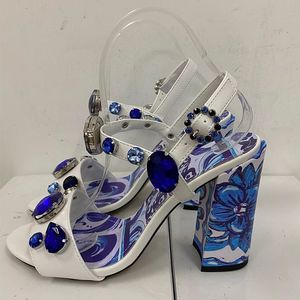 Patent 2024 Orijinal Kadın Bayanlar Sandaletler Elbise Ayakkabıları Chuckly High Heels Peep-Toe Düğün Baskı Toka Kayışı Elmas Bohemia Mavi-Beyaz Porselen Siz