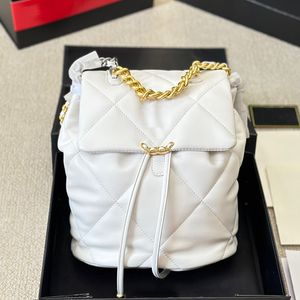 Clássico 19 Mulheres Flap Mochila Escavada Emblema Grande Capacidade Balde Bolsa Couro Acolchoado Hardware Dourado Designer Bolsa Moeda Bolsa Pochette Mala Sacoche 24cm