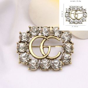 19style Brand Designer Letter Brooches Women Men Couples Luxury Rhinestone Diamond Crystal Pearl Brooch Suit Laple Pin Metal Fashion Jewelry Accessories