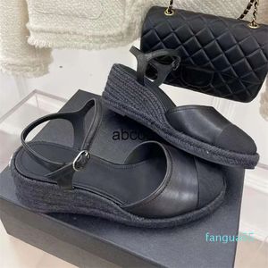 Sandali firmati Ultimi classici Catena con fibbia dorata Scarpe con plateau Slippe da spiaggia moda estiva sexy da donna in pelle di vitello nera di alta qualità