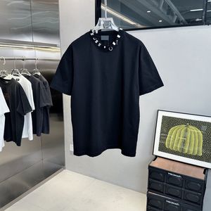 Doğru yaz tasarımcısı erkekler yaka metal çıkartma tişört yırtık kırık kısa kollu tişört sokak aşınma pamuklu gündelik tees 23fw 19 Aralık