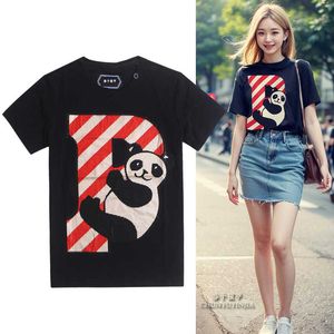 Chun Yu Yin Jia Designer Brand Rhinestones Panda Mönster Kortärmad tshirt svart vit för lyxkvinnor Slim Tee