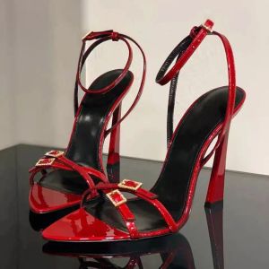 Tacchi alti 2024 Nuova Estate Open Toe Strass Una linea Sandali con fibbia con tacchi sottili Scarpe da donna in pelle laccata rossa