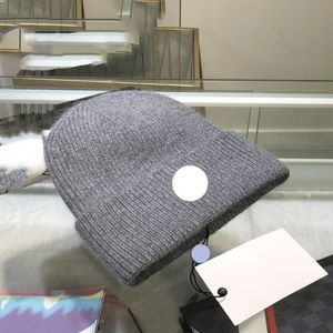 Monclair Tasarımcısı Fransa Kafatası Kapakları İşlemeli Rozet Erkek ve Kadın Yün İplik Şapkası Sıcak ve Soğuk Kanıt Beanie Versa2232