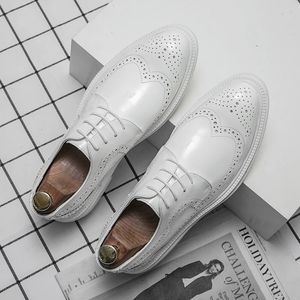 Kleidschuhe Italienische Luxusmarke Weißes Lackleder Oxford Designer Herren Schnürhalbschuhe Dicke Sohle Spitze Zehen geschnitzt 231218