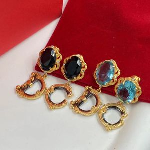 2023 nova moda cristal charme brincos feminino 18k ouro carta balançar brinco pingente designer jóias preto azul opcional para festas de casamento presentes de aniversário