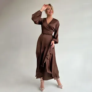 Повседневные платья, элегантное коричневое асимметричное женское платье с запахом, сексуальное атласное платье с рукавами-фонариками, осень 2023, на шнуровке миди с высокой талией