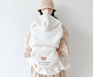 Koce Swocie miękka kreskówka koralowa polar haftowany niedźwiedź Rabbit ciepły kołdak Baby wózek kocowy Cloak Cloak Cover 231218