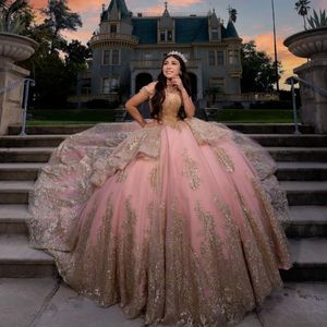 Różowa suknia balowa sukienka Quinceanera 2024 Złote koronkowe aplikacje długi pociąg XV księżniczka vestidos de 15 Anos urodzin Sweet 16 Sukienka