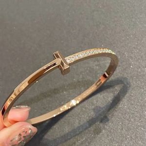 Semi-diamond t armband lyxiga mode damer armband klassisk avancerad designer guldarmband damer smycken diamant armband utsökta enkla damer gåva