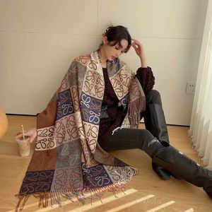 Halsdukar Core Spun Gold Wire Lewe Loewee Family Checkerboard Ull Sal Autumn och Winter Cashmere Scarf Gentle Milk Tea Color LBA1