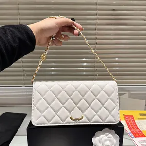 Borsa da donna Woc sotto le ascelle Borsa in oro Camelia con serratura Hardware in metallo Fiore con ciondolo Matelasse Catena in pelle di caviale Borsa con patta di lusso da 22 cm Borsa a tracolla con tracolla