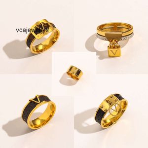 Designer moda homens homens anéis de aço inoxidável designers designers de couro antigo anel de couro de luxuris jóias presentes de festa tamanho 6-9