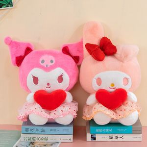 Adorabili giocattoli kuromi peluche che tiene il cuore imbottito di peluche cuscino da cuscino all'ingrosso per il compleanno per le vacanze di San Valentino