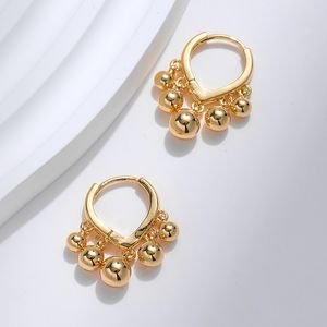 Personalisierte Ohrringe aus 18-karätigem Echtgold im kalten Stil SHEINs neue personalisierte Ohrringe mit kleinem Goldkugelanhänger und metallischer Textur, verkupfert