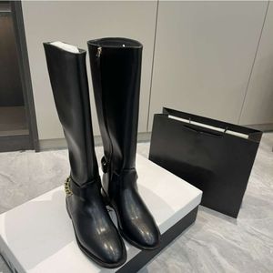 Chanelity Black Chan Lambskin Yeni Deri Diz Yüksek Uzun Botlar Tasarımcı Kadın Ayakkabı Kuşkusuz C KAPTI TOE Düz Düşük Topuklu Trim Boot Yan Fermuar Binicilik Savaş Potez