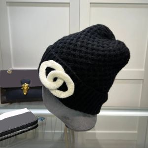 Klassiska designers beanie lyxig mössa vinter varm bokstav stickad mössa öronskydd avslappnad temperament utomhus hatt populärt mode 4 färger fina g23122013pe-3