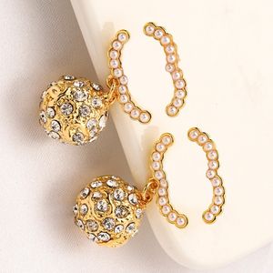Orecchini di design in acciaio inossidabile in oro 18 carati Orecchini a bottone di lusso da donna Designer di lettere di marca Orecchini di perle con diamanti Gioielli da sposa Regali di compleanno per feste