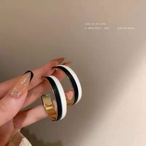 Brincos de anel simples de couro exagerado estilo coreano com agulha sier preto branco emendado, brincos leves e sofisticados para mulheres