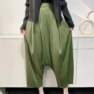 Женские брюки Capris Miyake 2024 Мятые брюки Женские укороченные брюки с висячими брюками Harlan Персонализированные свободные брюки больших размеров в уличном модном стиле 231219