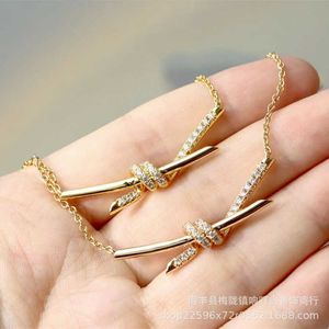 Designer's Gold Plating High Edition Brand Knot Necklace Womens New Diamond Twisted Cross Pendant T1 Double T Bow Collar Chain Chain