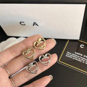 Populär modedesigner studörhängen älskar flickor 18k guldpläterade örhängen mode gåva frimärken charmiga örhängen för kvinnliga tillbehör festgåvor