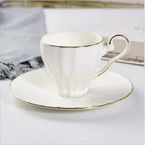 Tazze Piattini Set di tazze in ceramica a rilievo con pratico regalo Tè pomeridiano britannico Semplificato in porcellana ossea Caffè e piatto dipinti in oro