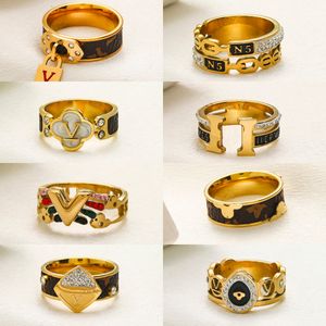 Fade aldrig guldringar Luxurys designer ring rostfritt stål ccjewelry kvinnor mode graverat bokstavsmönster 18k guldpläterad storlek 6-8 grossist