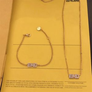 2023 Collana con lettere di lusso Bracciali firmati Ornamenti per ragazze Collane in oro Collana da donna Gioielli di alta qualità Accessori per feste di nozze