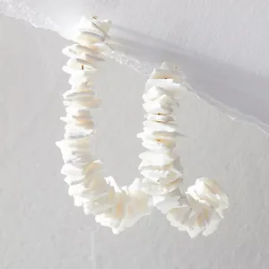 Kolczyki obręcze 2023 Letnia biżuteria w stylu morza biała naturalna skorupa
