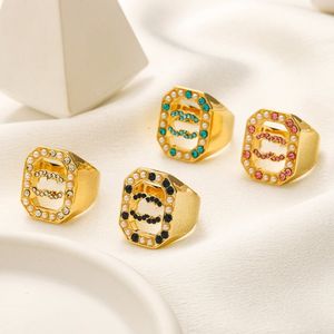 Varumärkesdesigner ringer lyxiga kvinnors pärla kristall charm ring rostfritt stål kärlek smycken låda förpackning boutique gåva ring romantiska kvinnor smycken