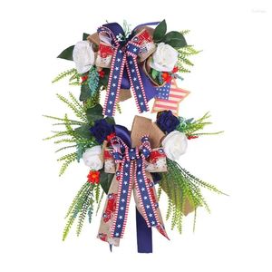 Dekoracyjne kwiaty amerykańskie flagę patriotyczne wieniec czerwone białe niebieskie drzwi girlandy na Dzień Niepodległości 4 lipca