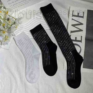 Strumpor hosierande designer designer strumpor ny bokstav het diamant för kvinnor fashionabla vertikala randiga mid tube sockar paris samma mångsidiga mode emll xuxp