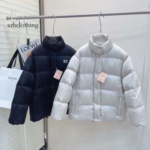 Miui Miui Puffer Jacket Mm23 الخريف/الشتاء الجديد الموضة جاكار رسالة سميكة دافئة وطني قياسي 90 أبيض بطة نقية أسفل المعطف