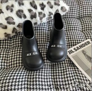 Designer Women Trooper Boots Fur Furry Boot Doll Head Alphabet Rain Rubber Boots Balencaigaitiessdesigner vintervattentät icke-slip Eva Rain Platform Boots