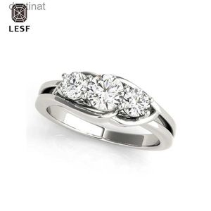 Solitaire Ring Lesf 3 Taşlar Yuvarlak Moissanite Elmas 925 STERLING Gümüş Yüzük Kadınlar için Düğün Bankaları Hediyesi Hediye231220