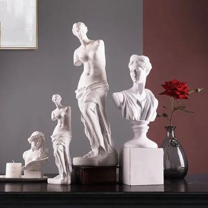 Resin Sculpture Home Decor Statue Nordic Room Model Ornaments Desktop Crafts Club Exhibition Hall Living Decoration 231220