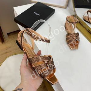 2024 Scarpe da donna di lusso classiche sandali piatti Fashion Beach Square Dress Dress Scarpe Sandals Women's Sandals in pelle Teli alti