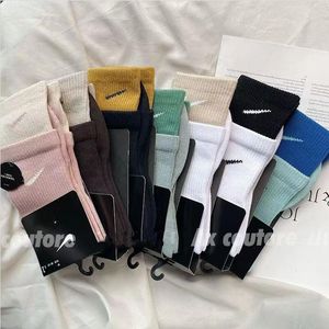 Designer strumpor grossist nya modeller strumpor för män bomullssporter sockningar jogging mens strumpor baskeballdouble spliced ​​macarons fotboll socking nk broderi