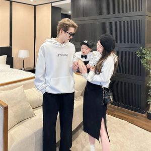 Aile Sonbahar Giyim Anne Baba ve Kızı Oğul Eşleştirme Kapşonlu Sweatshirts Kore Moda Kadın Elbise İki Parça Setleri 231220
