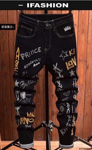 Herrenjeans High Street Fashion Herrenjeans Nachtclub Schwarzer Buchstabe Persönlicher Designer Bedruckte Jeans Männer Punkhose Skinny Hip Hop Jeans Motor L231220