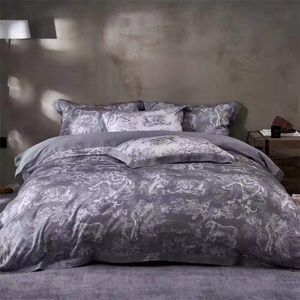 Lusso 5 pezzi seta rossa matrimonio Gilrs leopardo grigio re set biancheria da letto cuscino per regalo designer trapunta / copripiumino set regina king size tessuto stile europeo