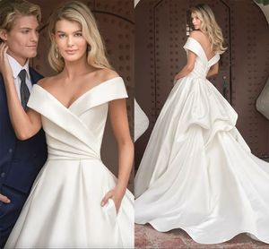 オフショルダーヴィンテージ花嫁のためのシンプルなサテンエレガントなプリーツボーホーガーデンブライダルガウンロングコートトレインドップ2番目のレセプションドレス
