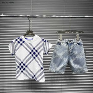 Nuova tuta per bambini Summer Kids Shorte Spedice Spedice 100-160 Stripe a gradiente Maglietta per bambini e pantaloncini di denim stampati con logo Dec10